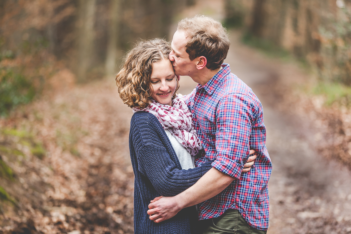 Paarfoto im Winterwald Freiburg.