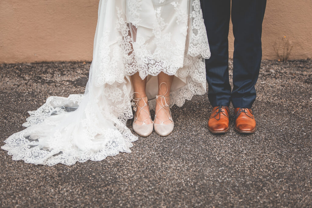 Detailaufnahme Schuhe Hochzeitspaar. Hochzeitsfotograf Freiburg