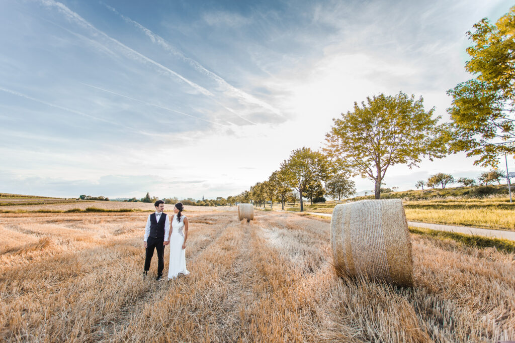 Paar im Stoppelfeld. Hochzeitsfotograf Freiburg