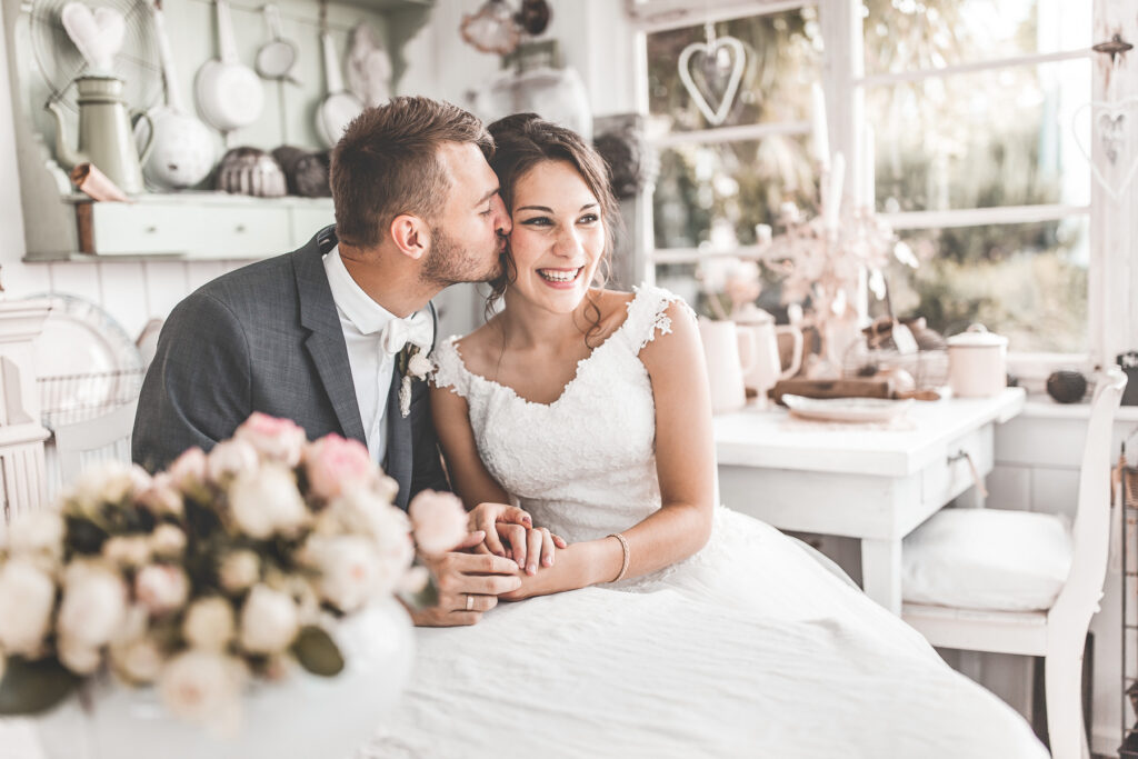Hochzeitspaar in Vintage Zimmer. Hochzeitsfotograf Freiburg