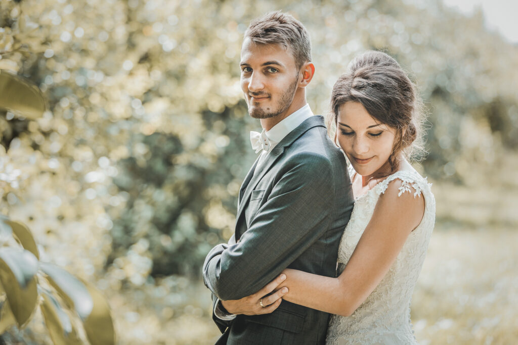 Hochzeitspaar romantisch in der Natur. Hochzeitsfotograf Freiburg