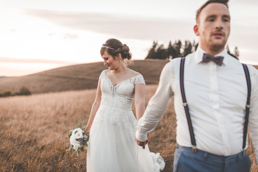 Braut und Bräutigman in der Natur. Hochzeitsfotograf Freiburg