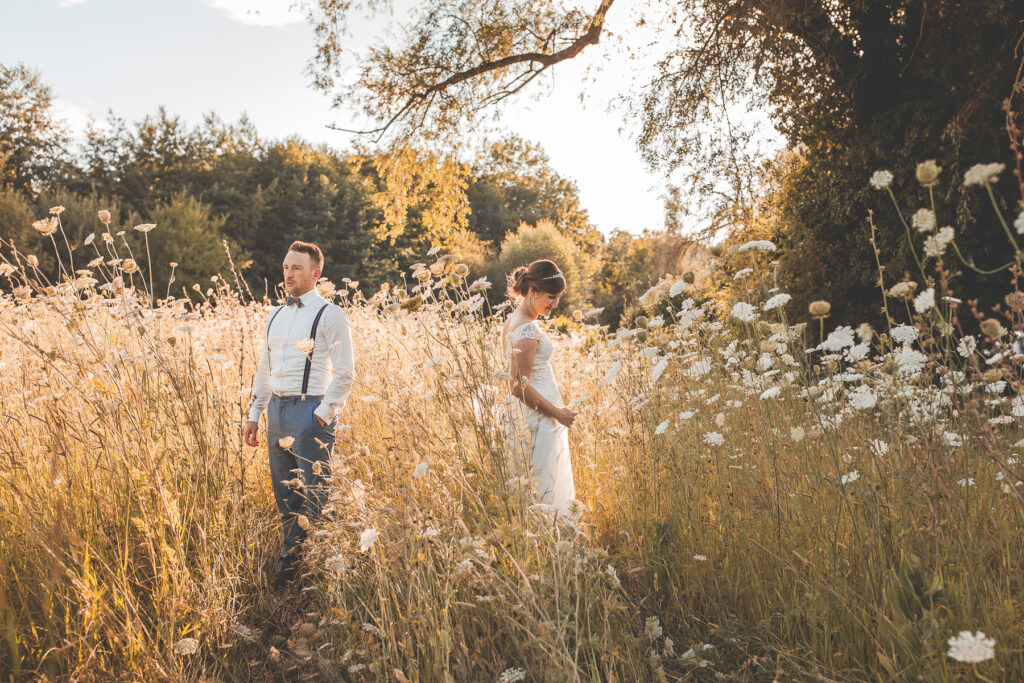 Paar im Abendlicht auf Blumenwiese. Hochzeitsfotograf Freiburg