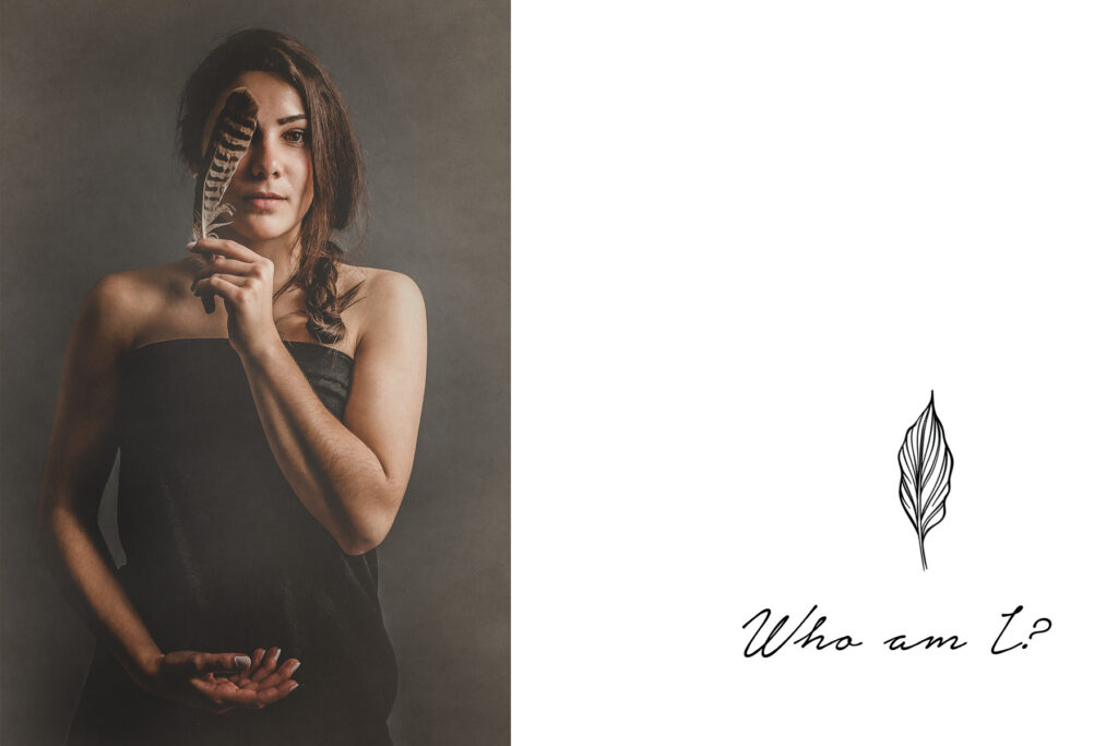 Junge Frasu mit Feder. Portraitfotograf Freiburg Fotostudio.