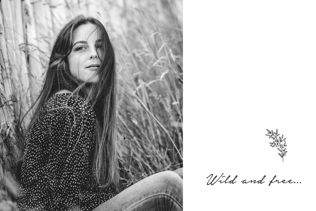 Portrait junge Frau in Wiese mit Wind. Portraitfotograf Freiburg Fotostudio