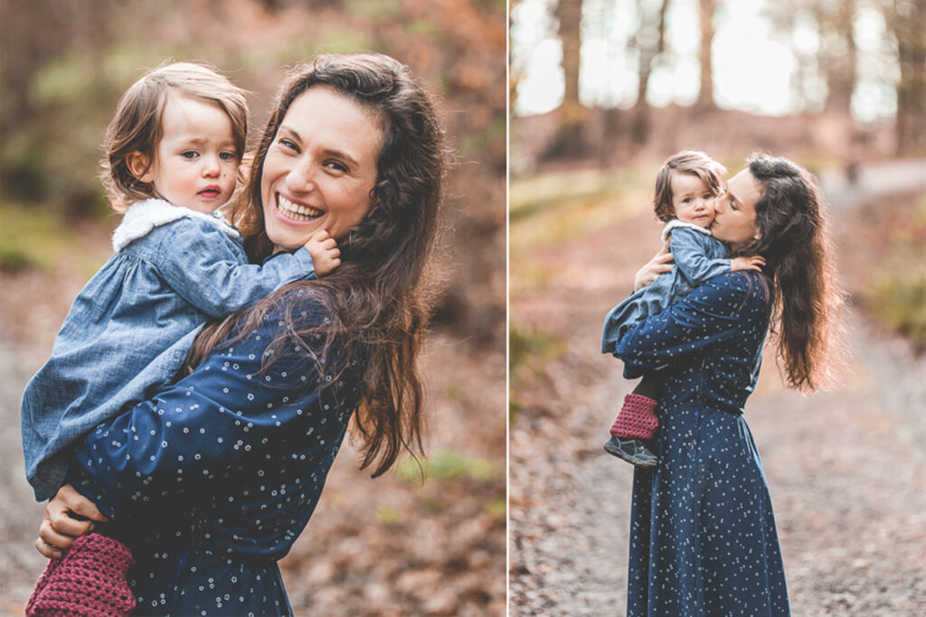 Mutter mit Tochter im Herbstwald. Familienfotograf Freiburg