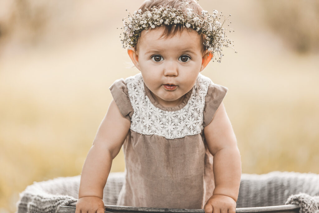 Kleines Mädchen mit Blumenkranz. Familienfotograf Freiburg