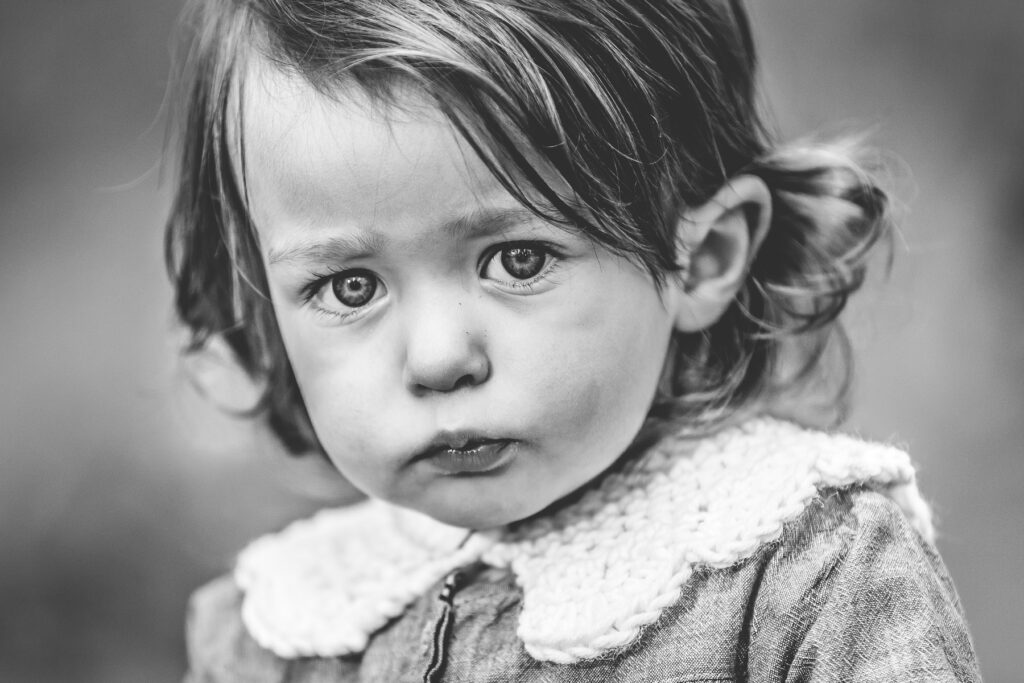 Kleines Mädchen Schwarz/Weiß Portrait. Familienfotograf Freiburg