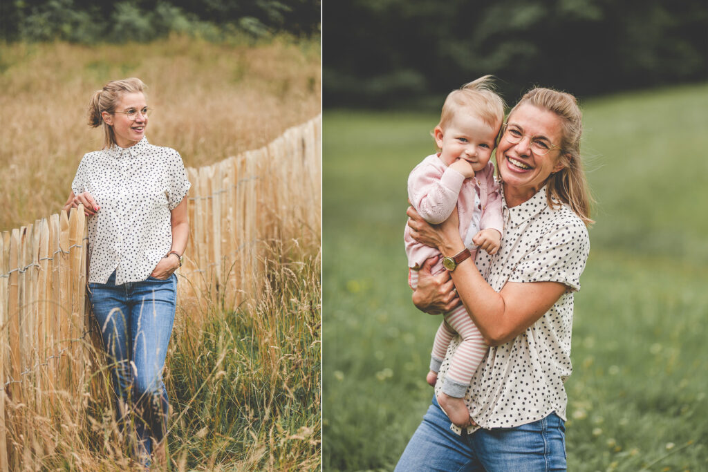 Mutter mit kleiner Tochter auf sommerlicher Wiese. Familienfotograf Freiburg