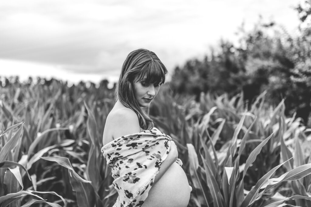 Babybauch in der Natur. Familienfotograf Freiburg