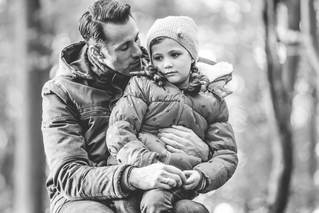 Vater mit Tochter im Herbstwald. Familienfotograf Freiburg