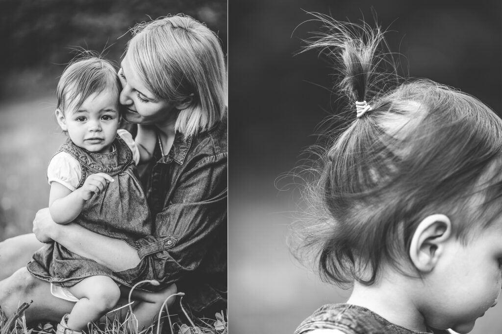 Mutter mit kleinem Mädchen auf dem Schoß. Familienfotograf Freiburg