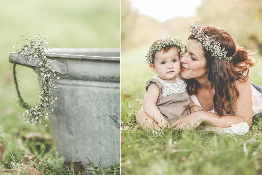 Mutter mit Kleinkind und Blumenkranz auf Wiese. Familienfotograf Freiburg