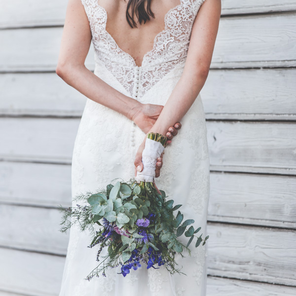 Braut mit Rücken und Strauss